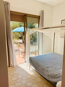 1 dormitorio con litera y patio en villa roswell marrakech, en Marrakech