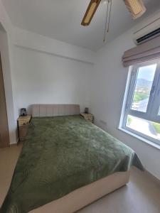 מיטה או מיטות בחדר ב-Cypr Palm Bay View