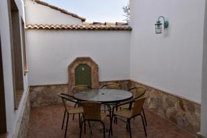 - une table et des chaises dans une pièce dotée d'une porte verte dans l'établissement Casa Rural, El Retorno, à Santa Elena