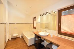 A bathroom at Appartementhaus Am Gschwandtkopf