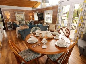 uma sala de jantar com uma mesa de madeira e cadeiras em The Bird House em Newcastle Emlyn