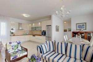uma sala de estar com dois sofás e uma cozinha em Radovani Luxury Apartment with Private Pool em Jelsa