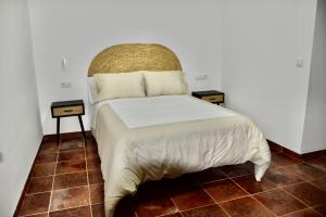 - une chambre avec un lit et un panier dans l'établissement Casa Rural, El Retorno, à Santa Elena