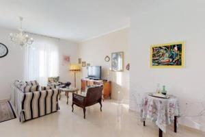 uma sala de estar com um sofá e uma mesa em Radovani Luxury Apartment with Private Pool em Jelsa