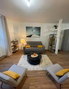 Le Graverend T2 Charmant et central في رين: غرفة معيشة مع أريكة وطاولة