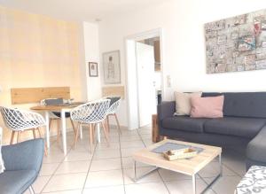 ein Wohnzimmer mit einem Sofa und einem Tisch in der Unterkunft Ferienwohnungen Haus Paradies in Sankt Englmar