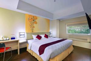 Cama o camas de una habitación en Cordela Hotel Cirebon