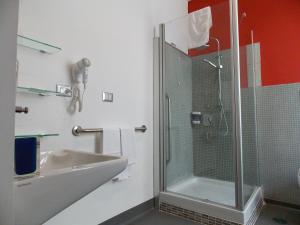 um banheiro com chuveiro e pia em Dsquare Accommodation em Nápoles mais 44 fotografias