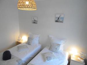 Ένα ή περισσότερα κρεβάτια σε δωμάτιο στο Vue mer Sables d'Or