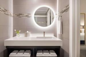 Martinique New York on Broadway, Curio Collection by Hilton的一间浴室