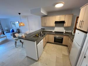 Kuchyňa alebo kuchynka v ubytovaní Estepona - Playa - Villa en urbanización privada cerca del mar Da5