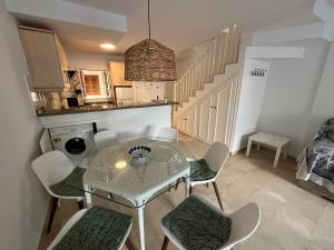Kuchyňa alebo kuchynka v ubytovaní Estepona - Playa - Villa en urbanización privada cerca del mar Da5