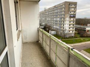 einen Balkon mit Blick auf ein Gebäude in der Unterkunft Cosy flat with TV & WLAN in Halle in Angersdorf