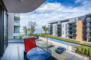 Cet appartement dispose d'un balcon avec vue sur la piscine. dans l'établissement MF Wave Botanic Apartment, à Siófok
