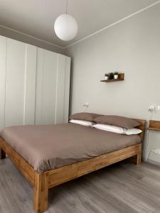 ein Schlafzimmer mit einem Holzbett in einem Zimmer in der Unterkunft Casa Sophia in Omegna