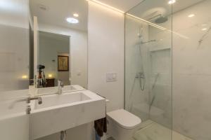 Et badeværelse på Playa de muro -2193-85 Mallorca + 39 billeder