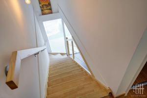 een trap in een huis met een houten vloer bij L'ardoise / Proche Centre in Fondettes