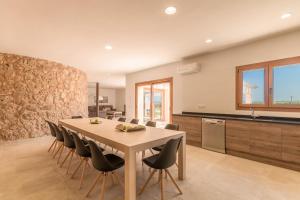 - une cuisine et une salle à manger avec une table et des chaises dans l'établissement Sa Pobla -2547 Mallorca, à Sa Pobla