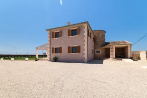 une maison avec une grande allée en face de celle-ci dans l'établissement Sa Pobla -2547 Mallorca, à Sa Pobla