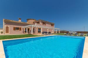 une grande piscine en face d'une maison dans l'établissement Sa Pobla -2547 Mallorca, à Sa Pobla