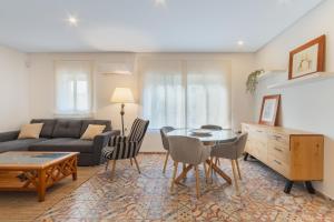 sala de estar con sofá y mesa en Manolete apartamento, en Jerez de la Frontera