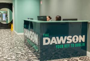2 personnes assises sur un bureau avec leurs ordinateurs portables dans l'établissement The Dawson Hostel, à Dublin