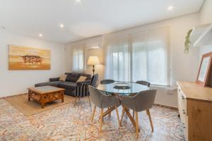 sala de estar con mesa y sofá en Manolete apartamento, en Jerez de la Frontera