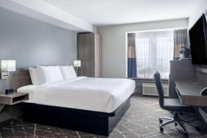 Кровать или кровати в номере Microtel Inn & Suites by Wyndham Kanata Ottawa West