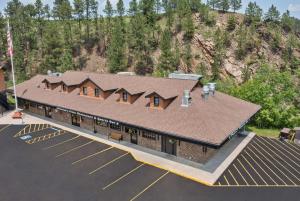 una vista aérea de un edificio con aparcamiento en Deadwood Gulch Resort, Trademark Collection by Wyndham, en Deadwood