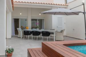 eine Terrasse mit einem Tisch, Stühlen und einem Sonnenschirm in der Unterkunft Palma -2702 Mallorca in Palma de Mallorca