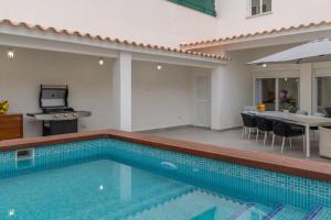 una piscina en una casa con cocina y mesa en Palma -2702 Mallorca, en Palma de Mallorca