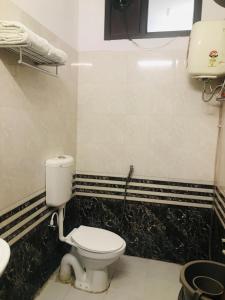 uma casa de banho com um WC e um lavatório em DWARKA KUNJ em Vrindavan