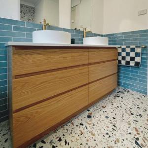 McIntyre homestead في Penshurst: حمام فيه مغسلتين وبلاط ازرق