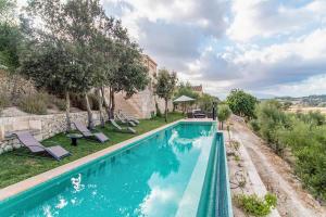 - une piscine avec des chaises longues à côté d'une maison dans l'établissement Lloret de vistalegre -3065 Mallorca, à Lloret de Vistalegre