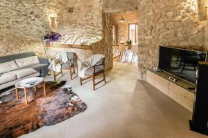 un soggiorno con divano e TV di Lloret de vistalegre -3065 Mallorca a Lloret de Vistalegre