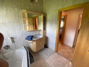 baño pequeño con lavabo y bañera en Ferienwohnung Mark-Oehmen en Imst