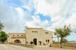 un grande edificio in pietra con cielo di Lloret de vistalegre -3065 Mallorca a Lloret de Vistalegre