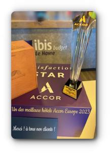 un trophée gagnant et une boîte sur une table dans l'établissement Ibis Budget Le Havre Les Docks, au Havre