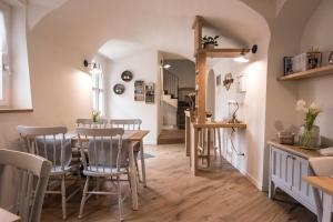 cocina y comedor con mesa y sillas en Villa Mariolino, en San Pellegrino Terme