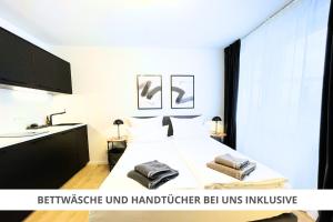 um quarto com uma cama com duas toalhas em Apartment Wahnfried No4 - Zentral wohnen mit Küche und Duschbad, Parkplatz, 300m zur Fussgängerzone em Bayreuth