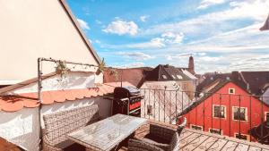 a balcony with a table and chairs on a building at Zentrales Turm-Apt mit Terrasse in Amberg