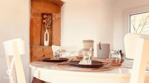 una mesa de comedor con platos y utensilios. en Zentrales Turm-Apt mit Terrasse en Amberg
