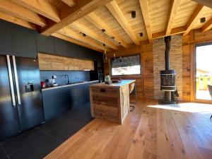 uma cozinha com paredes de madeira e um tecto de madeira em Chalet Mont-Reve em Font Romeu Odeillo Via
