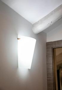 una luz en una pared blanca en una habitación en Apartamento Rojo, en Ateca