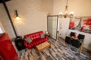 a living room with a red couch and a table at Apartamento Rojo in Ateca