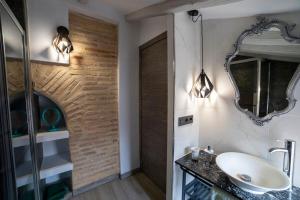 a bathroom with a sink and a mirror at Apartamento Rojo in Ateca