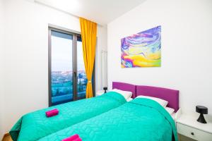 een slaapkamer met 2 bedden en een raam bij CheckBelgradeApartments - Colors in Belgrado
