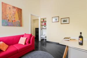 - un salon avec un canapé rouge et une table dans l'établissement Fly To Home Siena Centre, à Sienne
