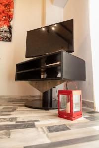 a flat screen tv sitting on top of a piano at Apartamento Rojo in Ateca