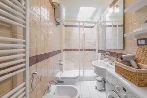 La salle de bains est pourvue d'un lavabo, de toilettes et d'une douche. dans l'établissement Fly To Home Siena Centre, à Sienne